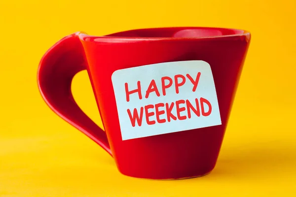 Frohes Wochenende Meldung Auf Roter Tasse — Stockfoto