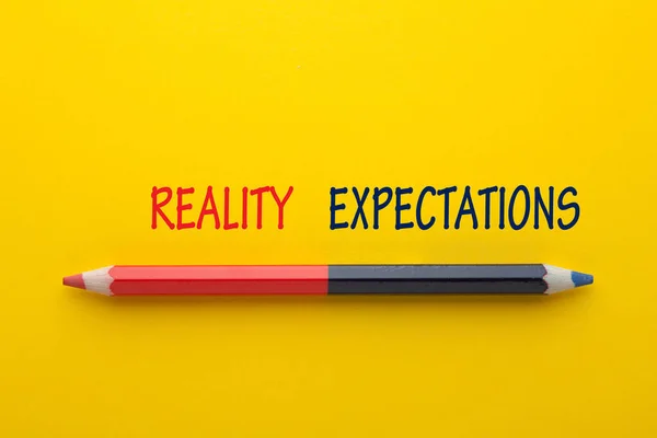 Slova Očekávání Realita Tužkou Žlutém Pozadí — Stock fotografie