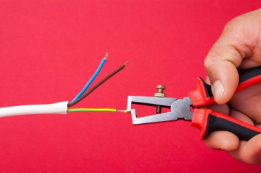 Elektrikçi el küreme kablosu yalıtımı. Yer kondüktörü. 