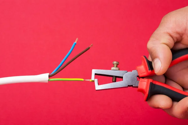 Der Elektriker Zieht Erdungsdrähte Von Hand Erdungsleiter — Stockfoto