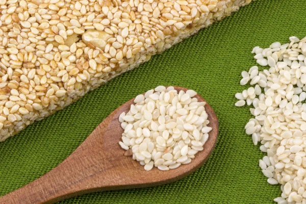 Snack de sésamo con semillas de sésamo en cuchara de madera — Foto de Stock