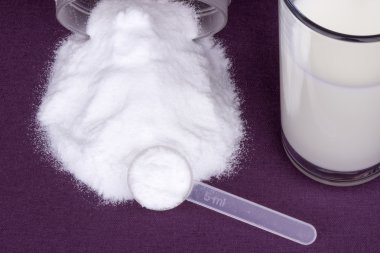 saf kreatin ve ölçü kaşığı