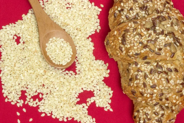 Semillas de sésamo y croissant de trigo integral — Foto de Stock