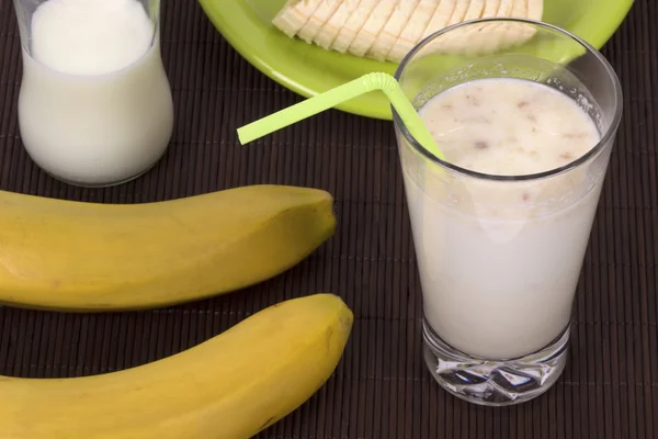 Milkshake met bananen — Stockfoto