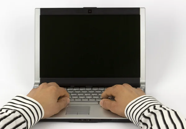 Handen op het toetsenbord van de laptop — Stockfoto