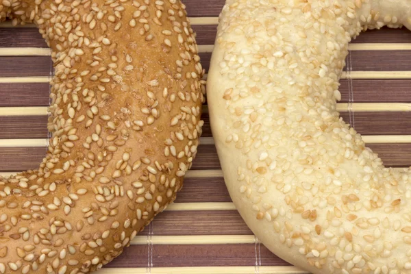 Due tipi di bagel con semi di sesamo — Foto Stock