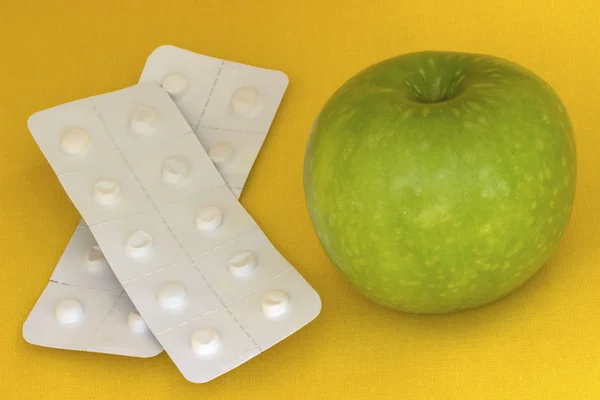 Pills and apple — Stock Photo, Image