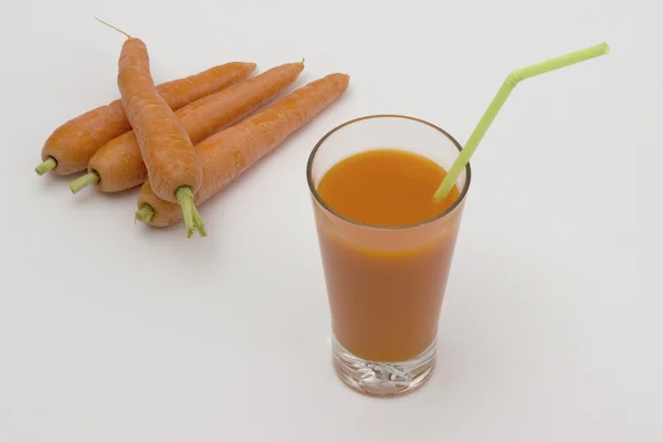 Zumo de zanahoria y zanahorias frescas —  Fotos de Stock