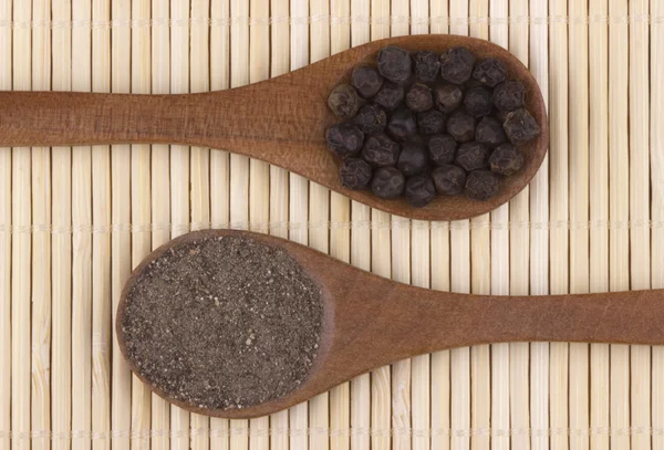 Maíz de pimienta negra y pimienta negra en polvo — Foto de Stock