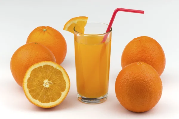 Sumo de laranja com pedaços de laranja — Fotografia de Stock