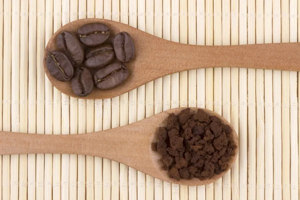 咖啡豆和速溶咖啡 — 图库照片