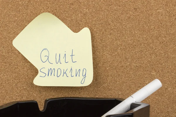 Recordatorio pegajoso nota dejar de fumar —  Fotos de Stock
