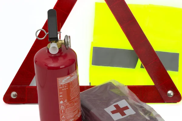 Kit de carro de emergência em fundo branco — Fotografia de Stock