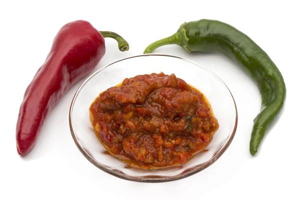 Chutney di peperoni con spezie isolate su bianco — Foto Stock