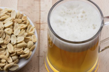 Light bira ve kavrulmuş fıstık