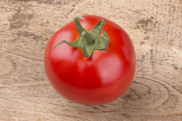 Tomat på trä bakgrund — Stockfoto