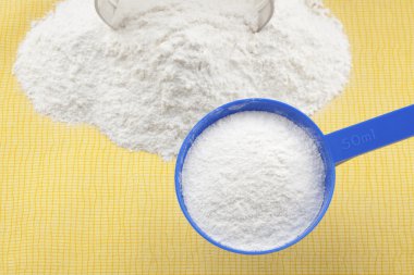 Ölçü kaşık peynir altı suyu protein. Seçici odak