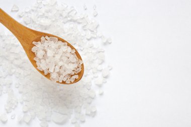 Ahşap Kepçe, seçici odak içinde tuz kristallerinin