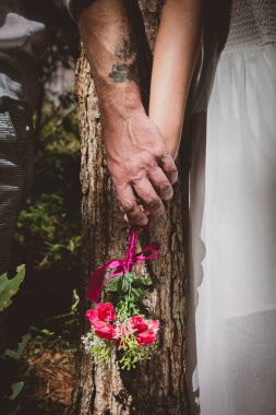 Ormanda çiçek desenli gelin