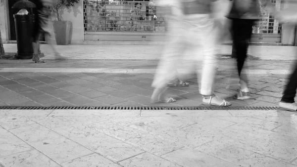 Marcher dans les rues de la ville — Photo