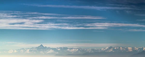 montains gökyüzü altında