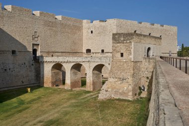 Taş köprüsü ve hendeği olan güzel bir ortaçağ kalesi, Güney İtalya 'nın ünlü turistik merkezi ve tarihi simgesi.