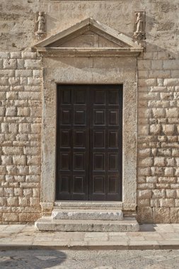 İtalyan şehir meydanı boş kafe masaları, renkli cepheleri ve sıcak öğleden sonra güneşinin davetkar rahatlığı.