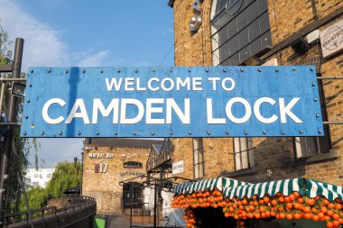 Londra'da Camden Lock pazarının girişinde hoş geldiniz başlık sayfası