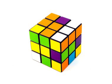 Rubik küp beyaz sıradışı renkler ile.