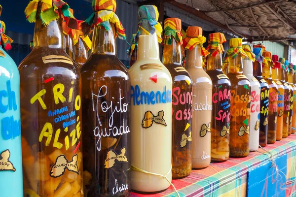 Rhum flessen assortiment op de marktkraam — Stockfoto