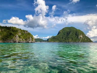 El Nido, Palawan, Filipinler yakınlarındaki Cadlao Adası 'nın muhteşem tropikal denizi
