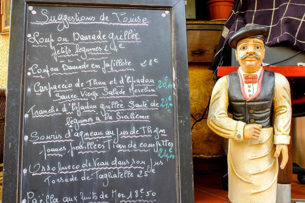 Mesa de menu curiosa em um restaurante francês — Fotografia de Stock