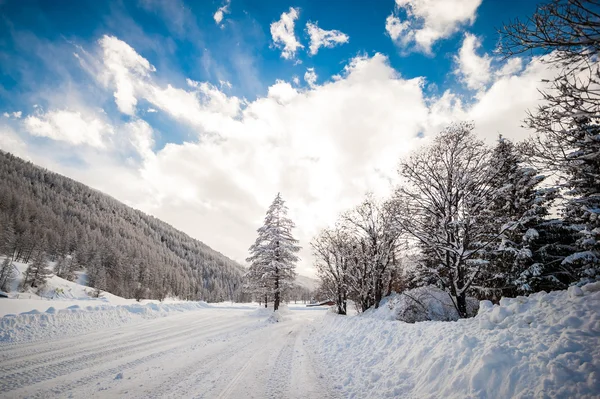 Paisagem montanhosa nevada — Fotografia de Stock