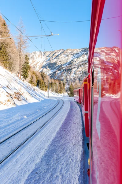 Bernina Express, červený vláček přes Evropské Alpy — Stock fotografie