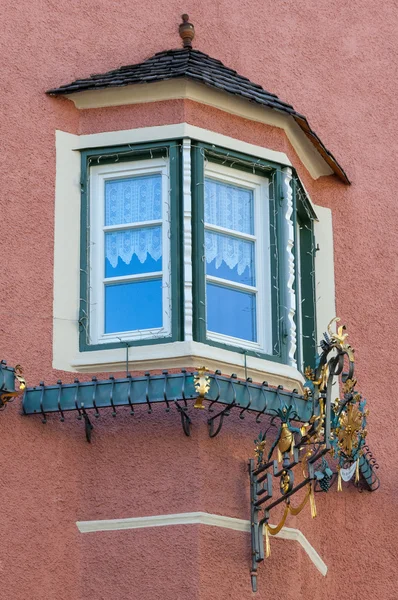 Typische Tiroolse venster in Noord Italië Tirol — Stockfoto