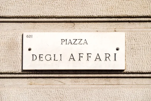 Piazza Affari bandeira urbana perto do mercado de ações italiano — Fotografia de Stock