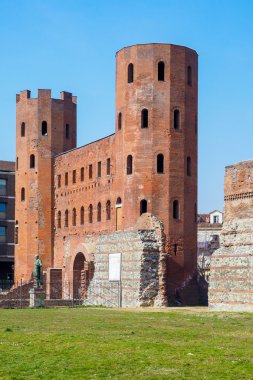 Porte Palatine eski Romalılar kuleleri merkezinde, Torino, İtalya