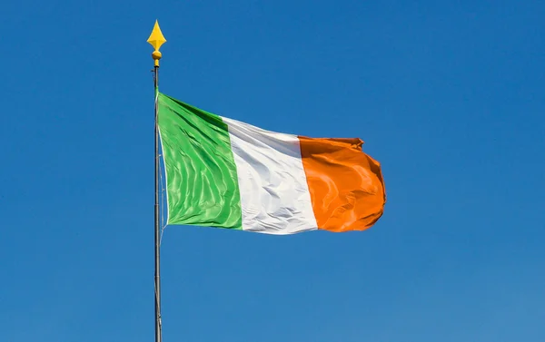 Irland gaelic flagga vajande i blå himmel — Stockfoto