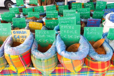 Baharat piyasa ahır Guadeloupe, Caribbean içinde zengin ürün çeşitliliği ile