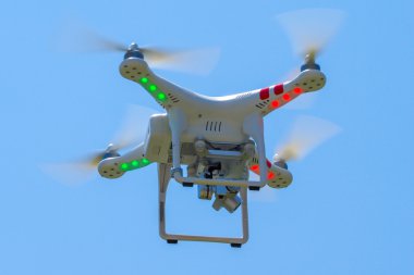Mavi gökyüzü ile uçan dron