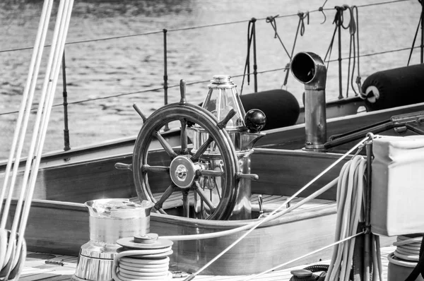 Ancienne roue en bois yacht — Photo