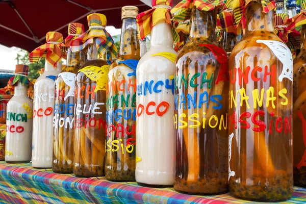 Variedade de garrafas de rum no mercado — Fotografia de Stock