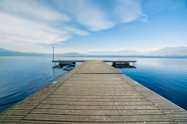 Embarcadero de madera con luz natural en el lago Viverone, Italia — Foto de Stock