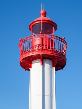 Bir deniz feneri bir mavi gökyüzü arka plan