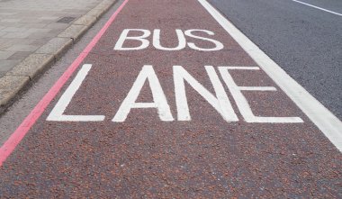 Otobüs lane trafik işaretleri asfalt üzerinde