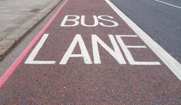 Bus lane verkeersborden op asfalt — Stockfoto