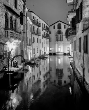 Treviso kanal ve Binalar, siyah ve beyaz resim gece görünümü