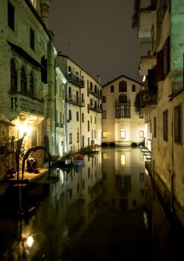 Treviso kanal ve Binalar gece görünümü