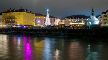 Innsbruck Marktplatz Noel pazarı, gece görünümü