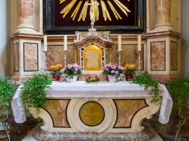 Bir Katolik kilisesinde sunak